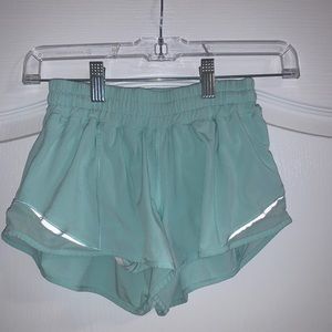 Lululemon hotty hot shorts 2.5”
